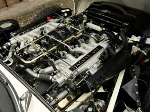 Image 30/50 of Jaguar E-Type V12 (1974)