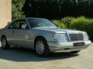 Image 2/50 of Mercedes-Benz E 200 (1995)