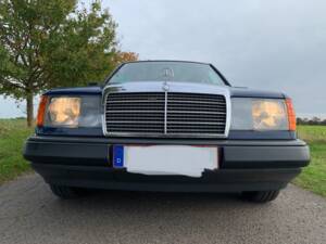 Bild 6/32 von Mercedes-Benz 200 (1988)