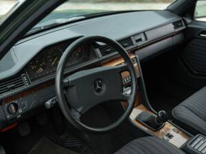 Bild 46/50 von Mercedes-Benz 200 D (1990)