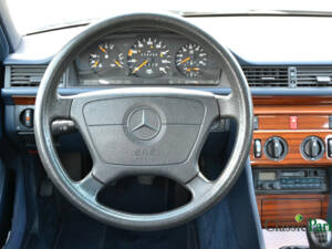 Image 28/39 of Mercedes-Benz 200 D (1993)