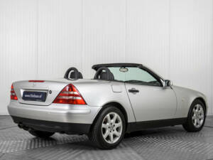 Immagine 2/50 di Mercedes-Benz SLK 200 (1997)