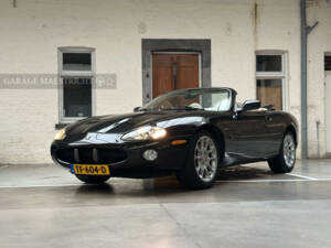 Image 2/75 de Jaguar XK8 4.0 (2000)