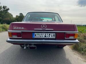 Image 4/21 de Mercedes-Benz 220 D (1974)