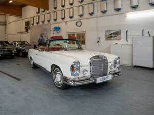 Image 9/37 of Mercedes-Benz 250 SE (1966)