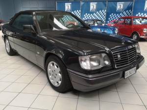 Image 7/50 of Mercedes-Benz 300 CE-24 (1992)