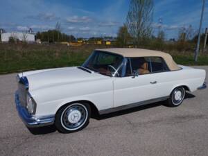 Image 6/7 of Mercedes-Benz 220 SE b (1962)