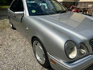 Image 2/4 of Mercedes-Benz E 55 AMG (1998)