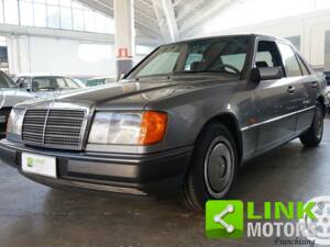 Imagen 3/10 de Mercedes-Benz 200 E (1989)