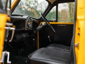 Image 11/50 of Morris Minor 1000 Traveller (1971)