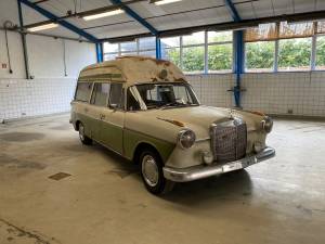 Image 1/26 of Mercedes-Benz 200 D Universal (1966)