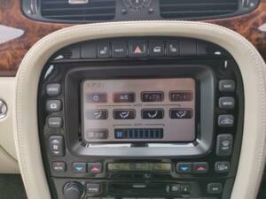 Image 23/25 de Jaguar XJ 8 4.2 (2003)