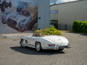 Immagine 9/38 di Mercedes-Benz 300 SL Roadster (1961)