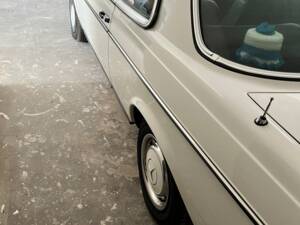 Imagen 3/4 de Mercedes-Benz 230 C (1978)