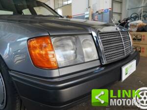 Imagen 8/10 de Mercedes-Benz 200 E (1989)