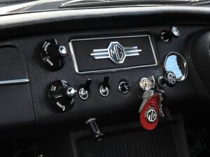 Image 26/36 de MG MGC GT (1969)