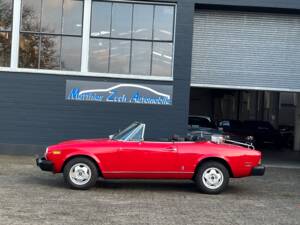 Image 2/37 of FIAT 124 Spider CS1 (1976)