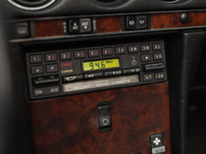 Image 72/85 of Mercedes-Benz 560 SL (1986)