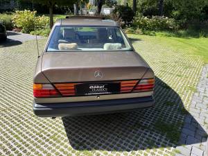 Imagen 5/30 de Mercedes-Benz 200 (1987)