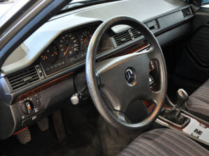 Image 11/25 of Mercedes-Benz 200 E (1992)