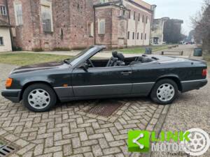 Image 7/9 of Mercedes-Benz 300 CE (1993)