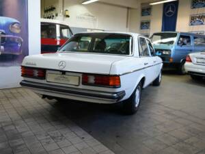 Image 23/46 de Mercedes-Benz 300 D (1984)