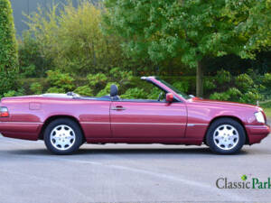 Image 17/50 de Mercedes-Benz E 200 (1995)