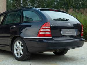 Image 22/50 de Mercedes-Benz C 320 T (2001)