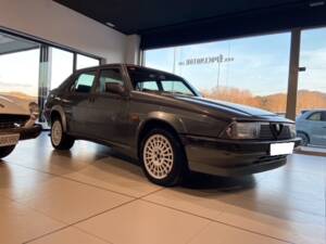 Immagine 9/32 di Alfa Romeo 75 2.0 Twin Spark (1989)