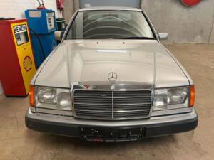 Image 4/18 de Mercedes-Benz E 200 (1993)