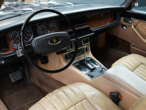 Image 3/5 de Daimler Sovereign 4.2 (1976)