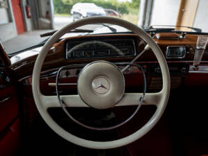 Image 8/33 de Mercedes-Benz 220 SE (1960)