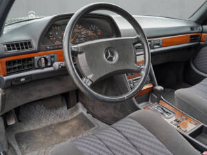 Image 16/23 of Mercedes-Benz 300 SE (1990)