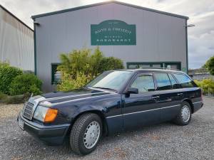 Image 18/47 of Mercedes-Benz 220 TE (1993)