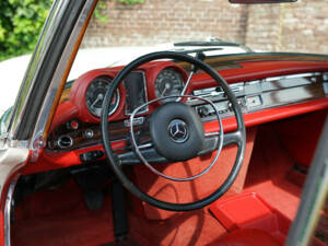 Image 31/50 of Mercedes-Benz 280 SE 3,5 (1970)