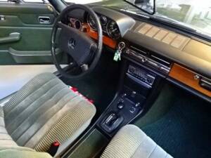 Bild 15/17 von Mercedes-Benz 250 C (2.8) (1974)