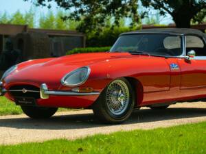 Image 24/50 of Jaguar E-Type 4.2 (1966)