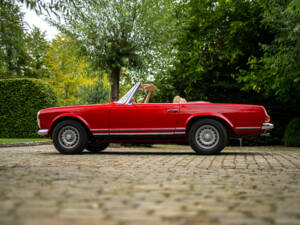 Image 3/54 de Mercedes-Benz 280 SL (1968)