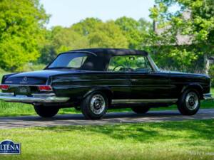 Image 41/52 de Mercedes-Benz 220 SE b (1963)