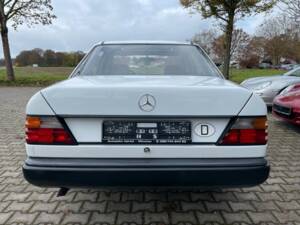 Image 6/18 de Mercedes-Benz 250 D (1988)