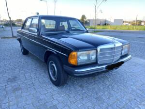 Afbeelding 3/40 van Mercedes-Benz 240 D (1982)