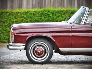 Image 23/71 of Mercedes-Benz 220 SE b (1961)