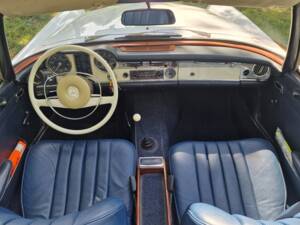 Image 27/100 de Mercedes-Benz 250 SL (1967)