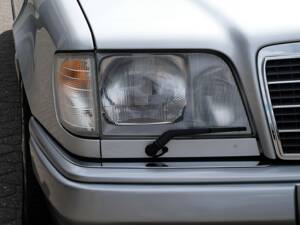 Image 31/69 of Mercedes-Benz E 320 (1994)