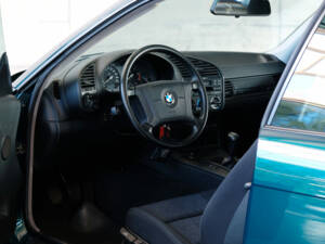 Image 15/23 of BMW 316i (1995)