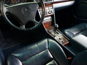 Image 26/33 of Mercedes-Benz 300 CE-24 (1993)