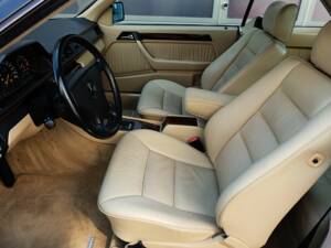 Image 9/63 of Mercedes-Benz 300 CE (1991)
