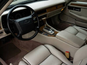 Image 2/50 de Jaguar XJS 6.0 (1993)