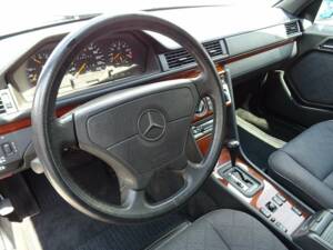 Imagen 8/17 de Mercedes-Benz 200 E (1996)