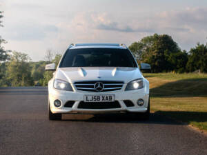 Immagine 23/50 di Mercedes-Benz C 63 AMG T (2009)